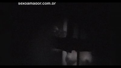 ব্লন্ডি গোপনে ফাঁপা ইটের আড়ালে লুকিয়ে থাকা এক আশেপাশের ভয়েয়ার দ্বারা ভিডিও টেপ করে